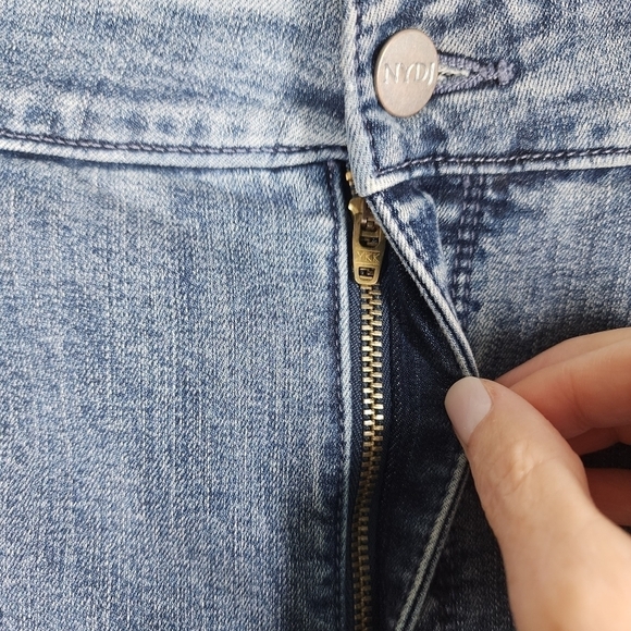 NYDJ MARILYN STRAIGHT LIFT X TUCK TECHNOLOGY DISTRESSED ROLLED HEM JEANS - Picture 4 of 8